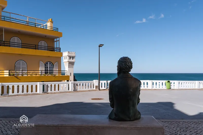 Edifício junto ao mar na costa do Oeste