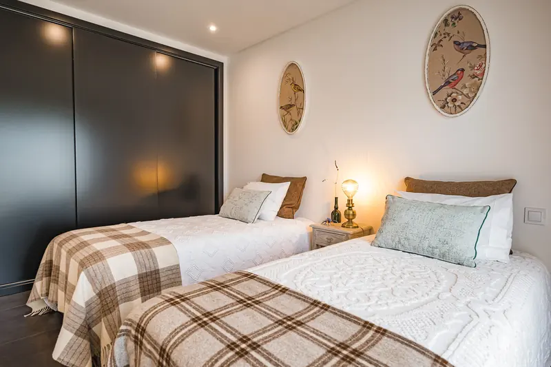 Quarto duplo com decoração simples em tons neutros