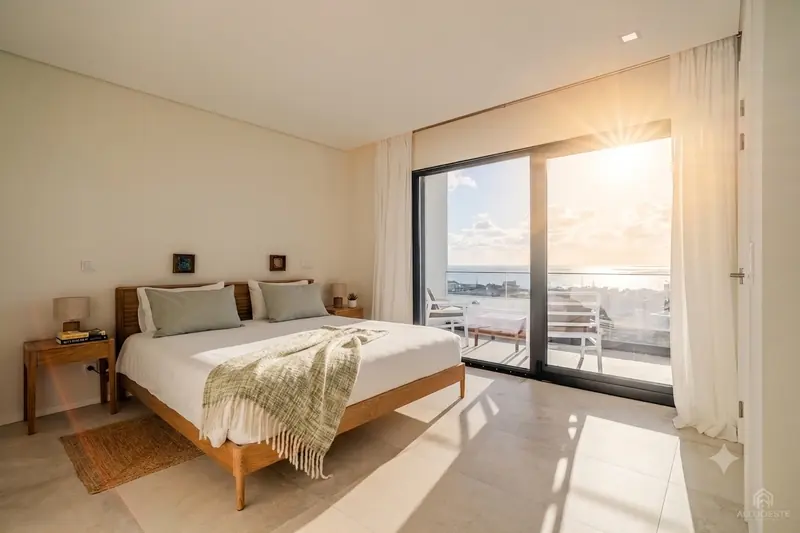 Quarto claro de um alojamento local com vista para o mar